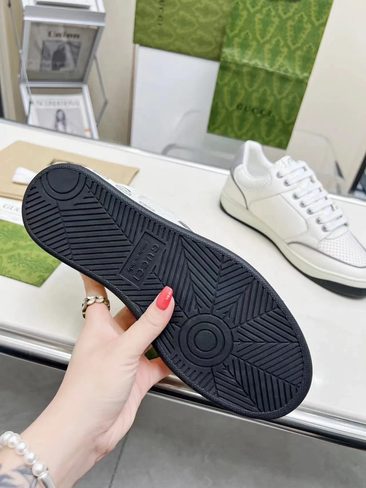 P620 💞💞Gucci G Home’s latest popular sports shoes, couple’s style, casual, retro white shoes 🌸🌸🌸 New popular series. The exquisite and compact interlocking double G logo romantically interprets the aesthetic concept of this series. Made of off-white leather, retro inspiration is cleverly blended into the sneaker design to reinterpret the brand logo. Exquisitely packaged at the delivery counter 🛍📦 ▪️Fabric: Original custom-made imported first-layer cowhide leather ▪️Lining: Original custom-made imported cowhide lining ▪️Outsole: Original molded two-color TPU outsole ▪️Size: Women's 35-40 / Men's 39-45